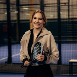 Veronica de Santos, padel player and writer at Mini Padel Rackets